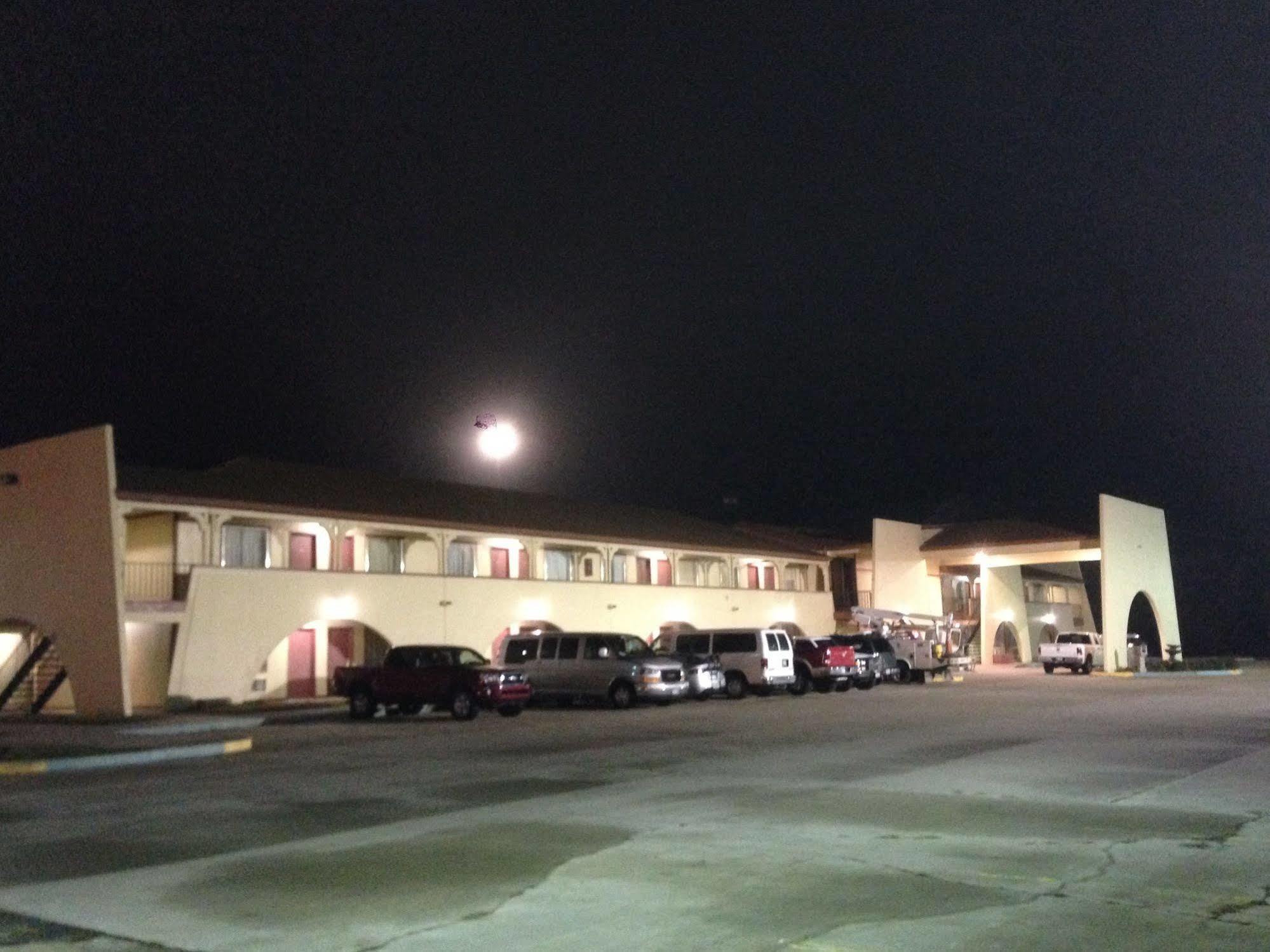 Hometown Inn And Suites Elk City Dış mekan fotoğraf